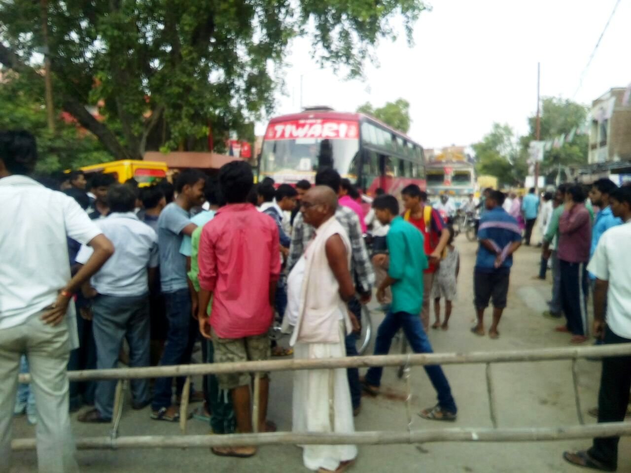 अनशन का संज्ञान नहीं लेने पर छात्र नेता लाला के समर्थकों ने एनएच को जाम करने का निर्णय लिया. (फोटो - कृष्णकांत पाठक)