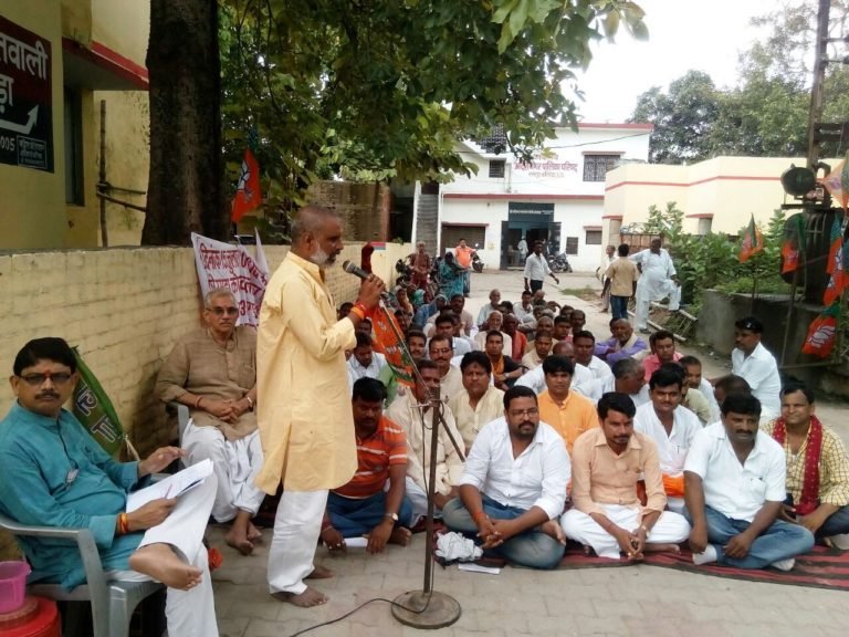 प्रदेश में बिगड़ती कानून व्यवस्था के खिलाफ शुक्रवार को रसड़ा कोतवाली गेट के सामने धरना प्रदर्शन करते भाजपाई