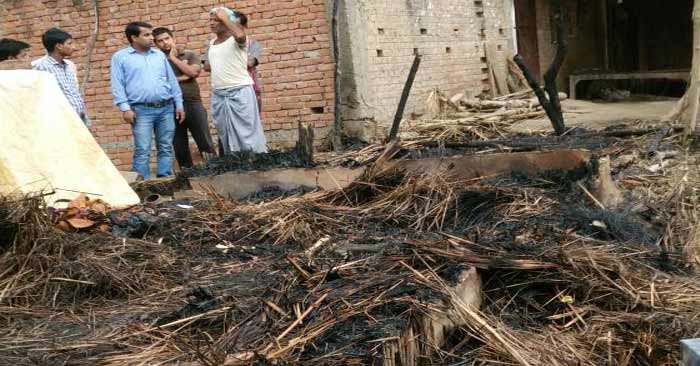 आग के चलते राख में तब्दील हो गया अनाज, बर्तन, घर में रखे सामान