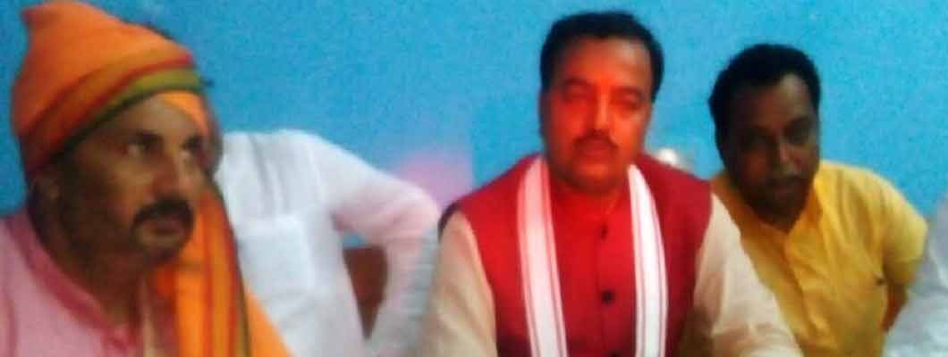 पत्रकार वार्ता करते भाजपा के प्रदेश अध्यक्ष केशव प्रसाद मौर्य, विधायक उपेंद्र तिवारी व जिलाध्यक्ष विनोद शंकर दुबे