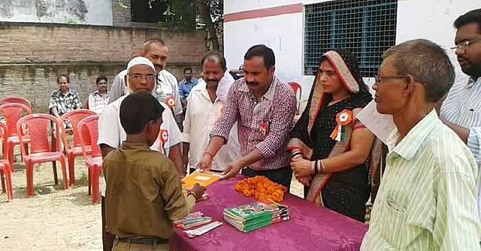 पूर्व माध्यमिक विद्यालय जमुआ में ग्राम प्रधान श्रीमती विनीता सिंह ने झंडा फहराने के बाद बच्चों को संबोधित किया