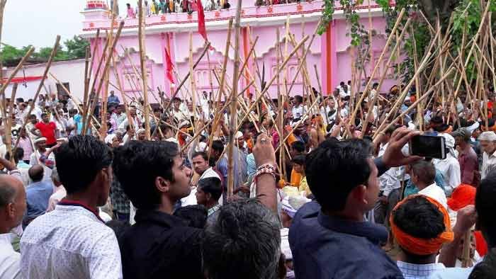 श्रीनाथ भक्तों ने लाठियों संग दिखाए हैरतअंगेज करतब