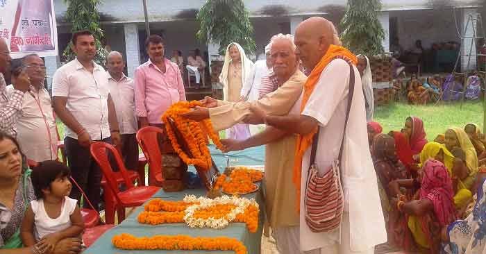 तीसरी पुण्यतिथि पर स्व. नागेंद्र सिंह को श्रद्धासुमन अर्पित करते प्रबुद्ध लोग.