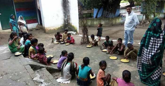  इस अवसर पर आए मुरलीछपरा समेत जिले के ज्यादातर स्कूलों में बच्चों को एमडीएम खिलाया गया. पोलियो की दवा पिलाने के साथ मतदाता पंजीकरण कार्य भी बीएलओ द्वारा किया गया. (फोटो - बलिया लाइव)