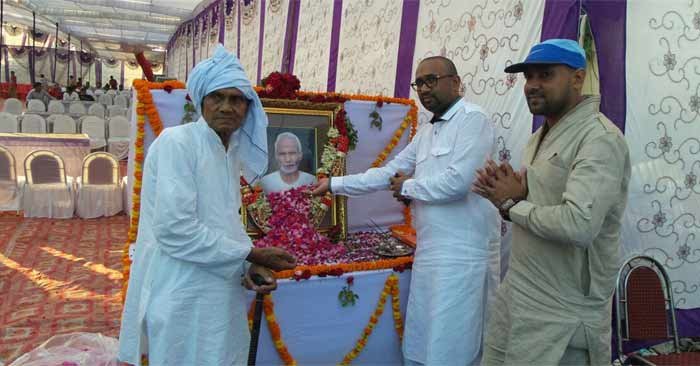 चाचा अवधेश सिंह के तैल चित्र पुष्प अर्पित करते रसड़ा विधायक उमाशंकर सिंह