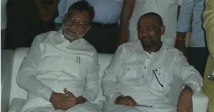 रसड़ा विधायक के चाचा की तेरही पर उन्हें श्रद्धा सुमन अर्पित करने पहुंचे कैबिनेट मंत्री रामगोबिंद चौधरी