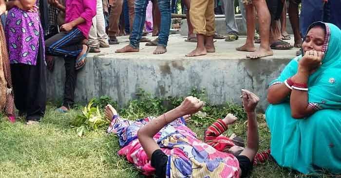 सहतवार बांसडीह रोड के किनारे बकवा गांव में दो बच्चों संग खुदकुशी मां के खुदकुशी करने की सूचना पर उमड़ी भीड़। फोटो - लाल बाबू