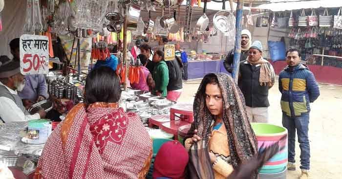 सौन्दर्य प्रसाधन की दुकानों पर महिलाओं ने खूब खरीदारी की. वहीं बक्सा, ऊनी वस्त्र व फर्नीचर की दुकानों पर भी खरीदने के लिये खूब सामान पसन्द किये गये. 