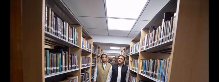 akhilesh-yadav-lib_1060