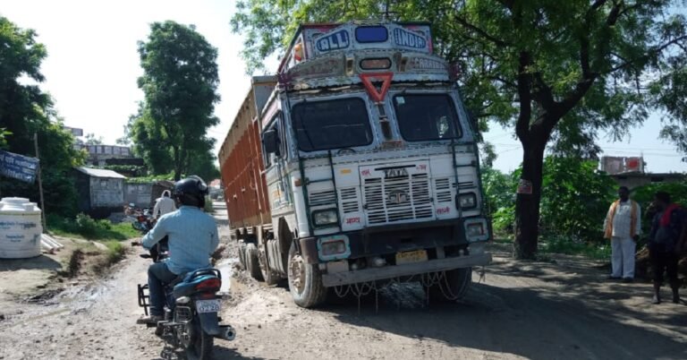 Ballia Truck Damaged