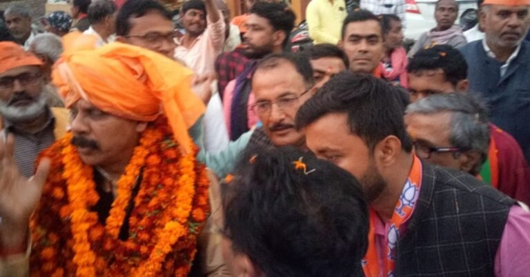 Sandeep Bansal took out a procession with traders in Maniyar in support of Ketki