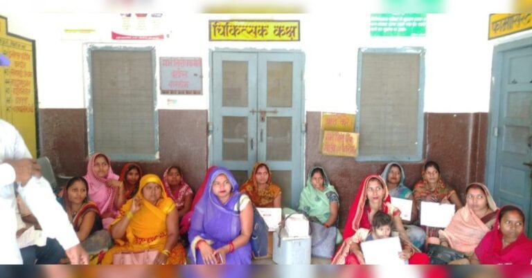 Bansdih: Newly appointed Asha daughters-in-law protested by locking down the doctors of the hospital for their honorarium