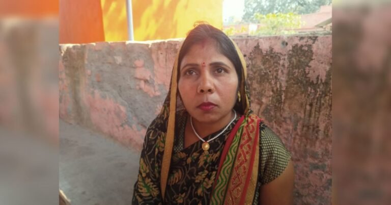 Mangalsutra and Rs 2100 were stolen from the purse of a woman who reached the Sears Community Health Center for treatment
