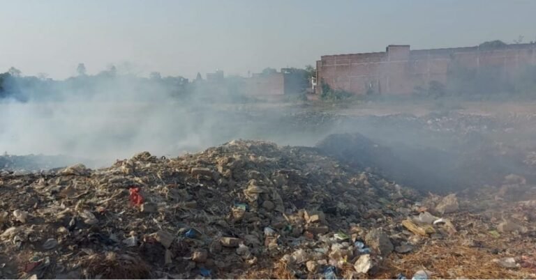 Sikanderpur: People upset due to smoke coming out of smelly waste(2)