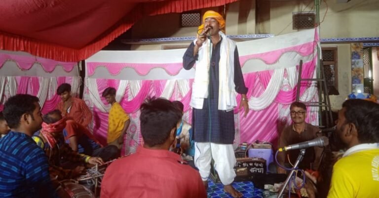 The audience danced to the traditional Holi songs