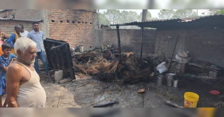 Two huts of two families in the fire caused by the spark of the stove, all the things kept in a tin shed were destroyed(1)