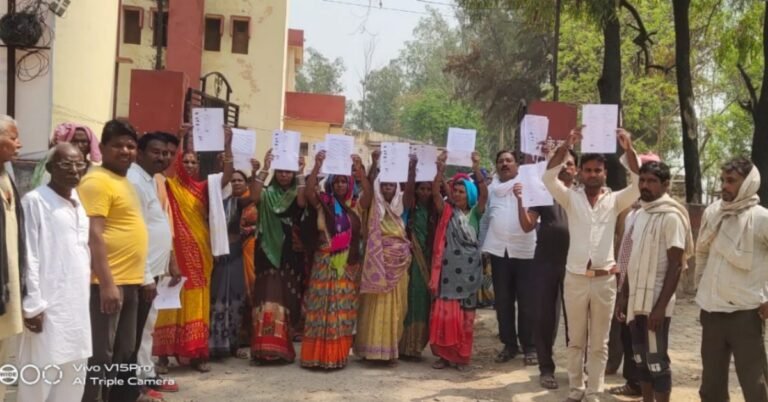 Villagers demonstrated and handed over a leaflet to the Deputy Collector in protest against the blocking of the road in Chitauni village