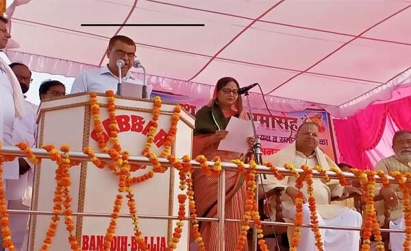 SDM administered oath to the newly elected Nagar Panchayat president of Sahatwar