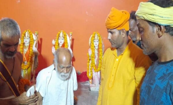 Acharya who came from Varanasi consecrated the idol of Shri Ram, Lakshman and Sita in Rampur TThi under the guidance of Swami Hariharanand
