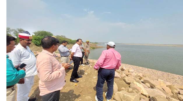 District Magistrate of Ballia got angry, expressed his displeasure over the slow progress of anti-erosion work