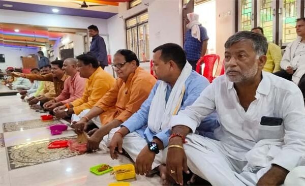 Hundreds of workers from Salempur area participated in BJP's Tiffin discussion program