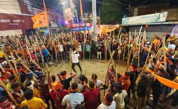 देर रात तक चलता रहा महावीरी झंडा जुलूस , युवाओं ने दिखाए शस्त्र कला का प्रदर्शन