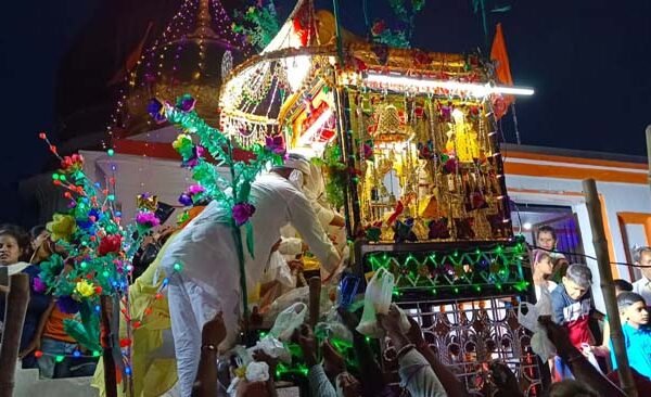 देर रात तक चलता रहा महावीरी झंडा जुलूस , युवाओं ने दिखाए शस्त्र कला का प्रदर्शन