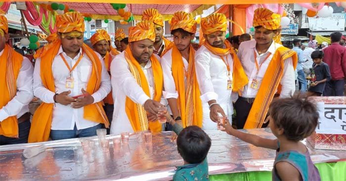 देर रात तक चलता रहा महावीरी झंडा जुलूस , युवाओं ने दिखाए शस्त्र कला का प्रदर्शन