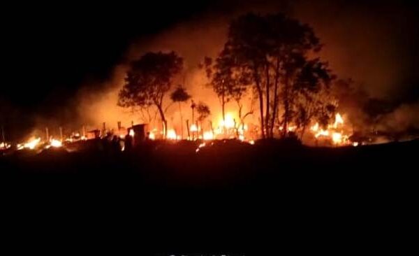 Residential huts of 3 dozen families burnt to ashes along with belongings due to unknown reasons in Gopal Nagar Mallah Basti