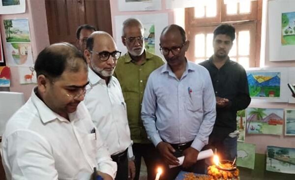 The district judge inaugurated the painting and painting exhibition by cutting the ribbon