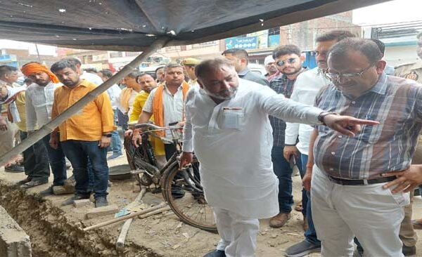 Transport Minister reviewed the works of drain construction with the District Magistrate