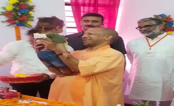 CM Yogi took part in the baby shower of pregnant women and Annaprashan ceremony of children in Ballia