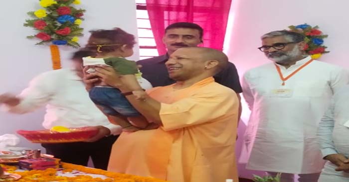 CM Yogi took part in the baby shower of pregnant women and Annaprashan ceremony of children in Ballia