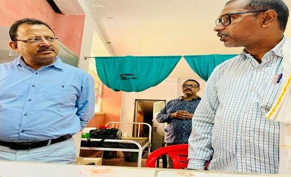 DM in the afternoon C.H.C. Did a surprise inspection, many employees were found absent, the District Magistrate gave a stern warning