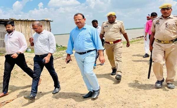 In Ballia, both Ganga Saryu rivers are on the rise