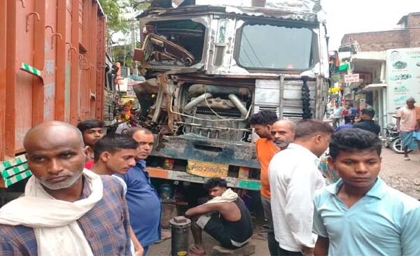 Two trucks loaded with sand collided face to face on NH, one driver jumped and ran, the other injured, serious