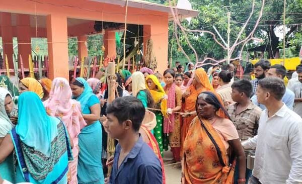 Crowds of devotees gathered in Shiva temples on the fourth Monday of Adhimas