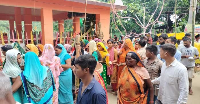 Crowds of devotees gathered in Shiva temples on the fourth Monday of Adhimas