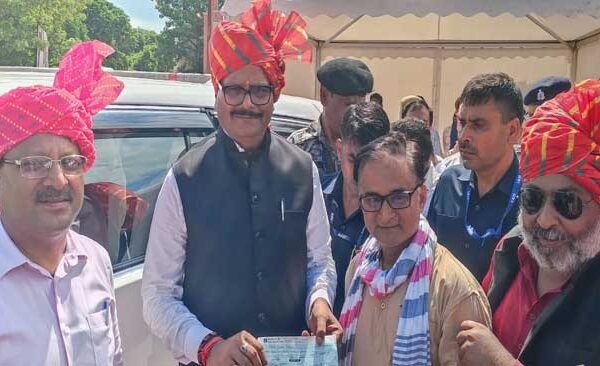 Deputy Chief Minister gave award of one lakh to artist Ashish Trivedi