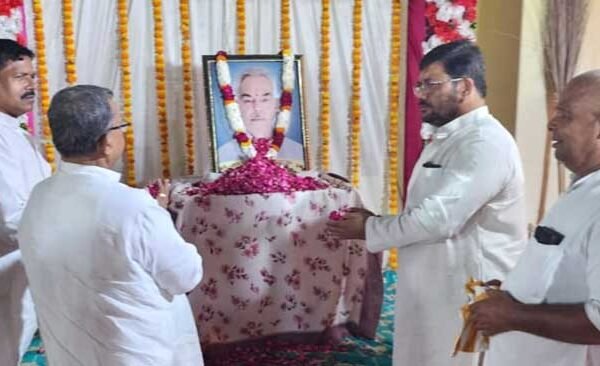 Heartfelt tribute given to former teacher Chandrabhushan Pathak on the occasion of his funeral rites.