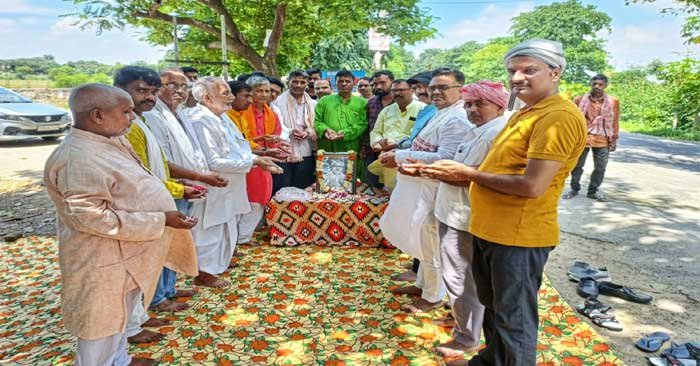 Tribute paid to Dr. Hazari Prasad Dwivedi at the destroyed memorial entrance in Ojhwalia