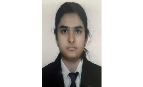 Madhavi succeeded in IIT and NEET simultaneously
