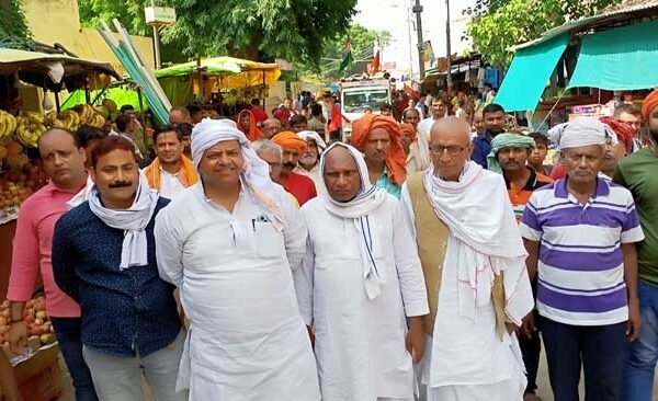Mahaviri flag procession was taken out in Sahatwar local Nagar Panchayat with elephant, horse and musical instruments.