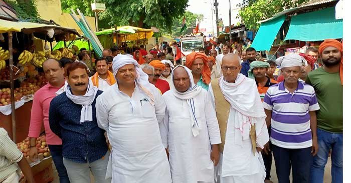 Mahaviri flag procession was taken out in Sahatwar local Nagar Panchayat with elephant, horse and musical instruments.