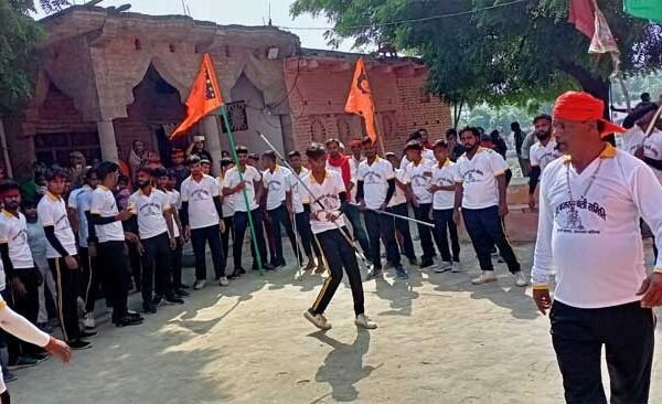 Mahaviri flag procession was taken out in Sahatwar local Nagar Panchayat with elephant, horse and musical instruments.
