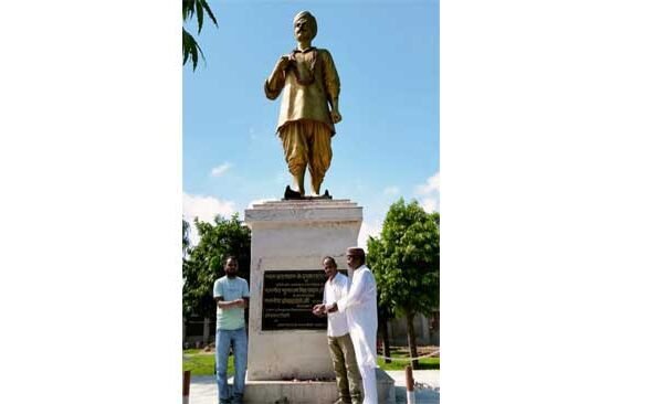 Members of Mangal Pandey Vichar Seva Samiti paid tribute to the freedom fighters at the memorial of Martyr Mangal Pandey in his native village Nagwa.