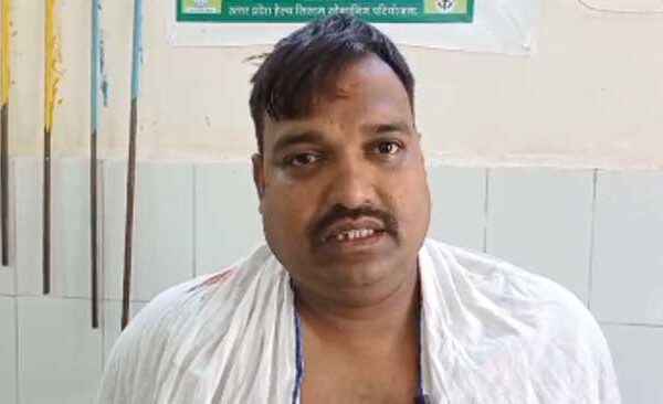 Ballia Breaking: Amit Singh, resident of Ganghara village, attacked with a knife.