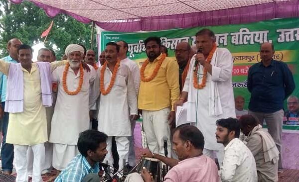 Protest given by Hand Purvanchal Kisan Union regarding erosion in Saryu River