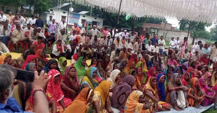 Protest given by Hand Purvanchal Kisan Union regarding erosion in Saryu River