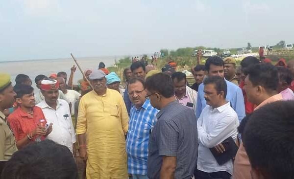 Danger of erosion increases in the village on the banks of TS Bandha. District Magistrate reached the spot.